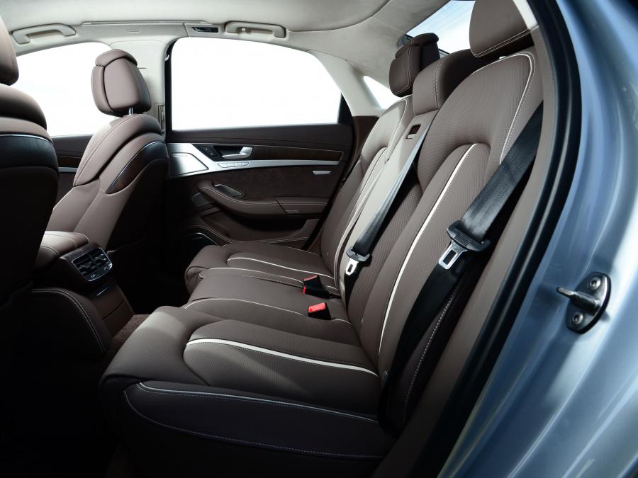 Интерьер Audi A8 TDI Quattro (D4) 2013 года  (WW) (фото 2 из 13)